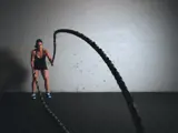 Vrouw doet sport oefening.